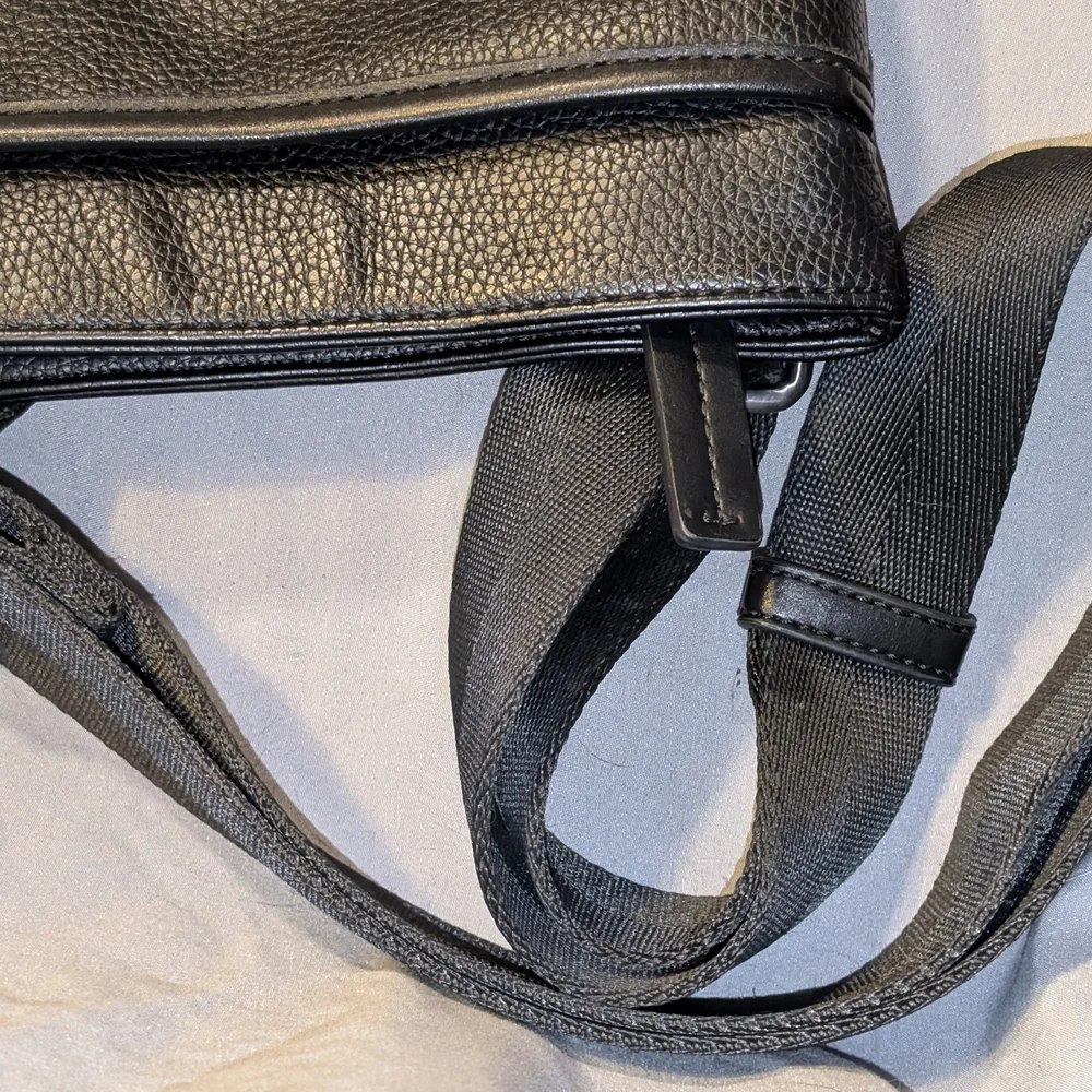 Calvin Klein Black Pebble Leather Textured Messenger Crossbody Bag Purse - Picture 3 of 14